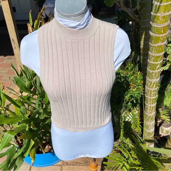 Cropped ribbed & fitted cream/tan turtleneck sweater top EUC - Picture 1 of 7